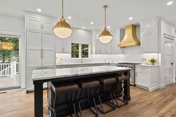 Falmouth, MA 02536,19 Anchor Ln