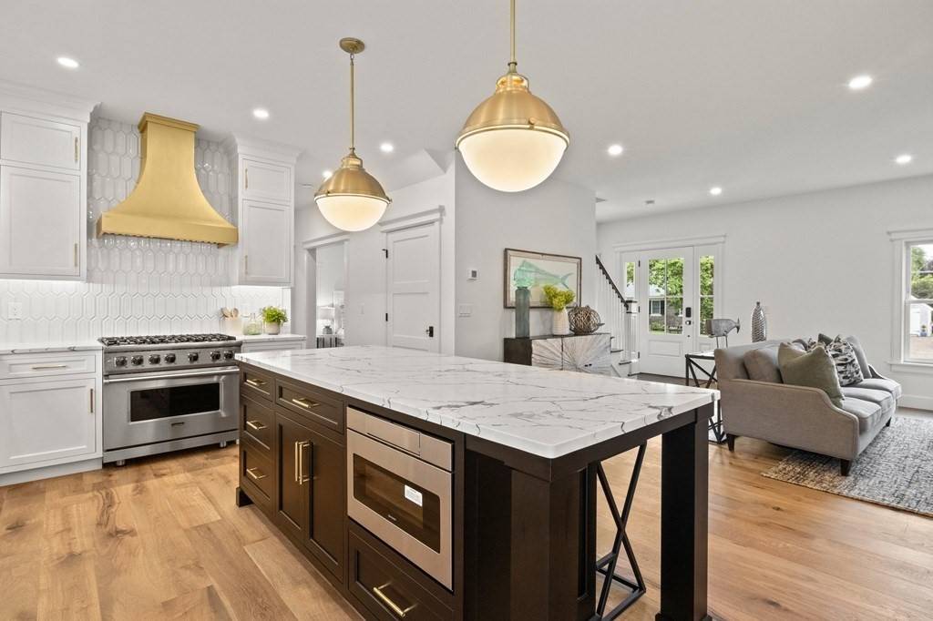 19 Anchor Ln, Falmouth, MA 02536