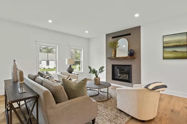 Falmouth, MA 02536,19 Anchor Ln