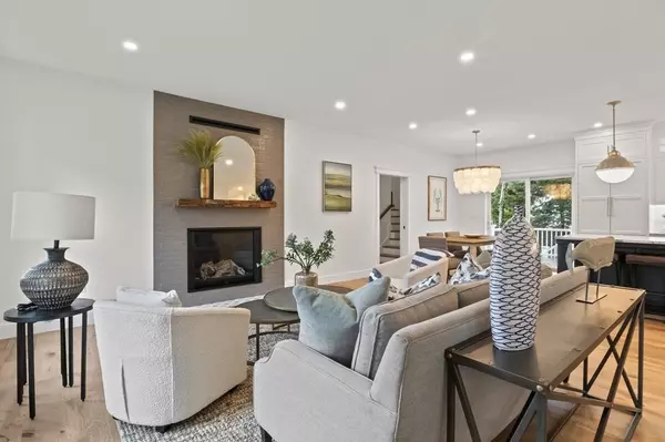 Falmouth, MA 02536,19 Anchor Ln