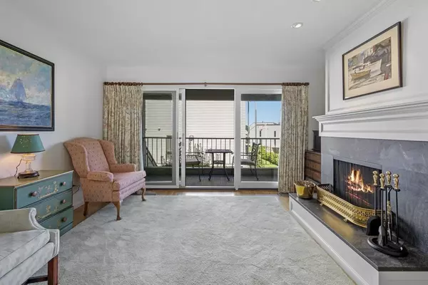 Marblehead, MA 01945,35 Wharf Path #B