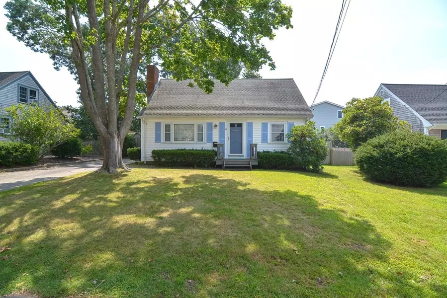 11 Montauk St, Falmouth, MA 02536