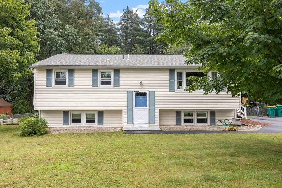 19 Pine St, Pepperell, MA 01463