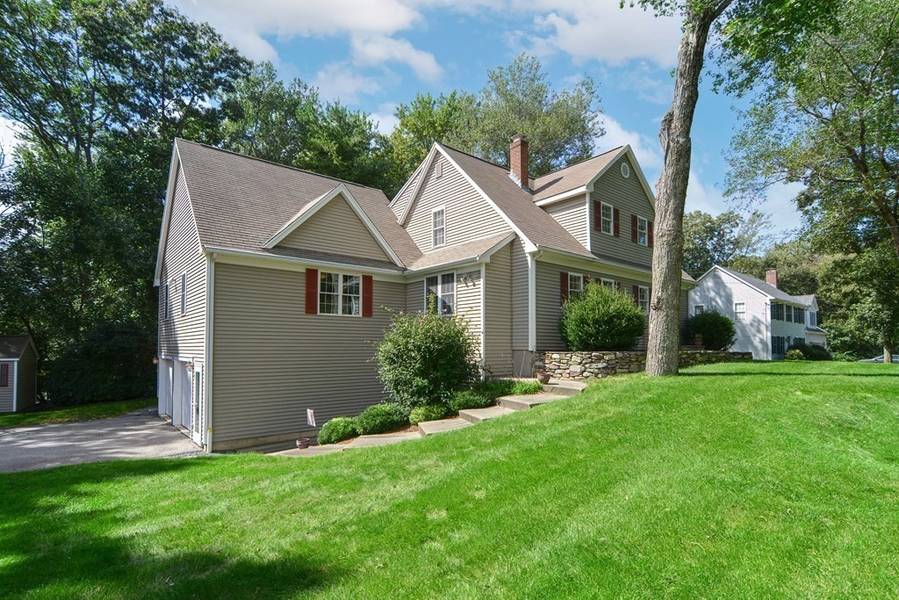 4 Lealand Peck Dr, Wrentham, MA 02093