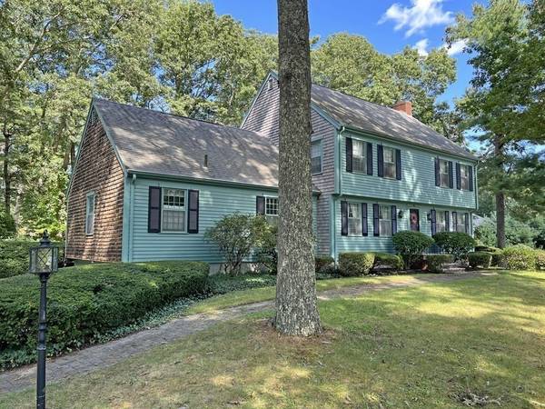 5 Hunters Ln, Mattapoisett, MA 02739