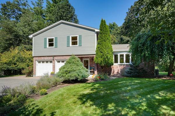 28 Evergreen Way,  Medfield,  MA 02052