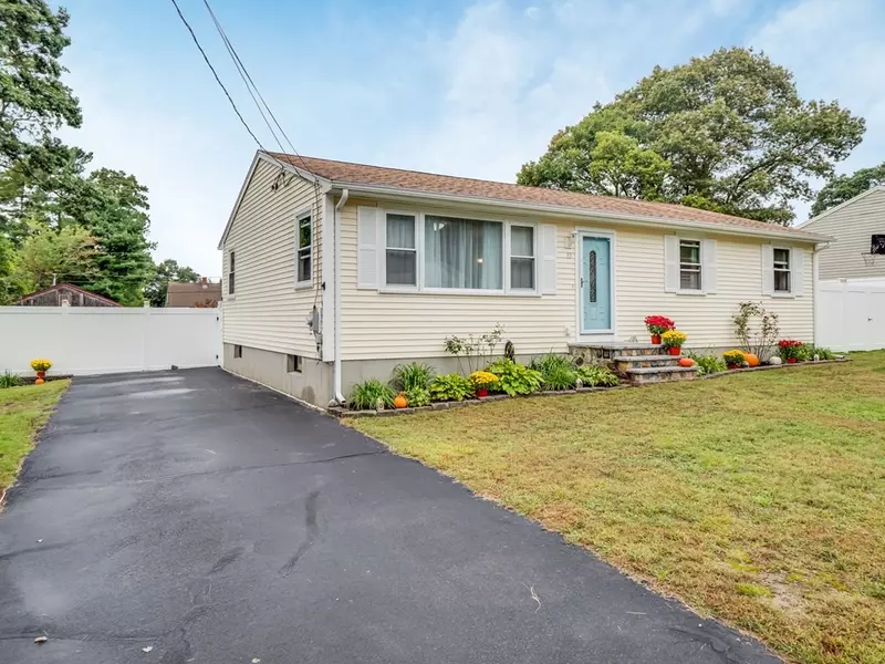 33 Oliveira Ave, Acushnet, MA 02743