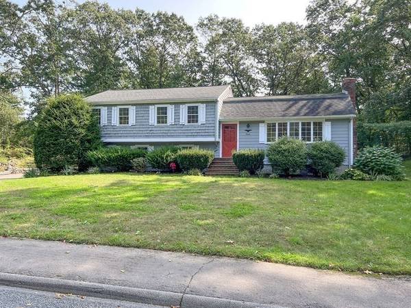 12 Lantern Ln, Medfield, MA 02052