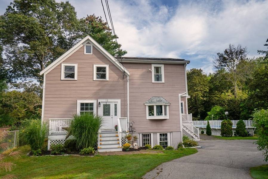 13 Hill St, Amesbury, MA 01913