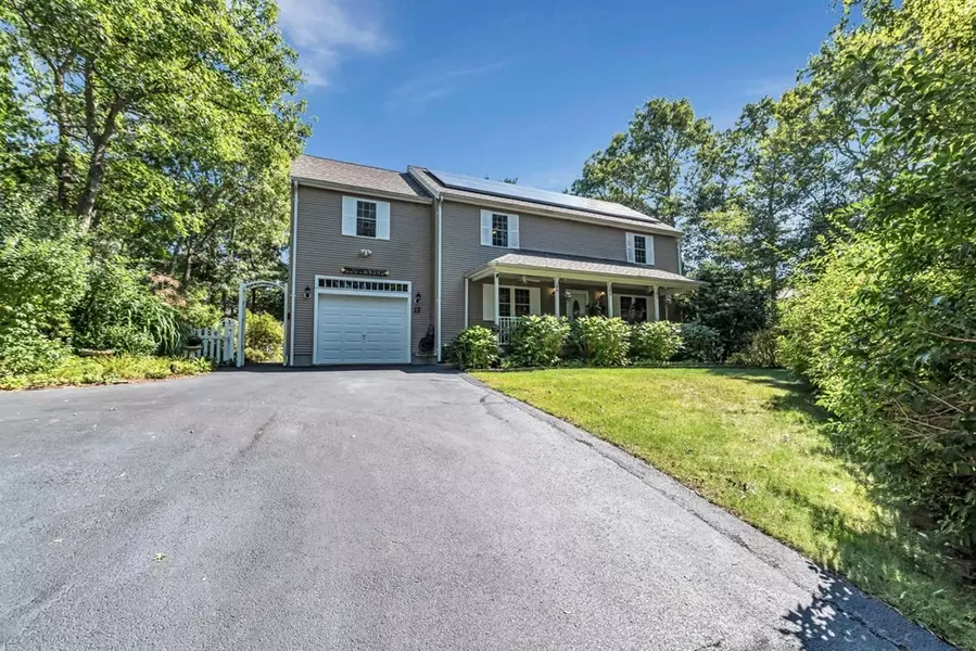 17 Balfour Ln, Mashpee, MA 02649