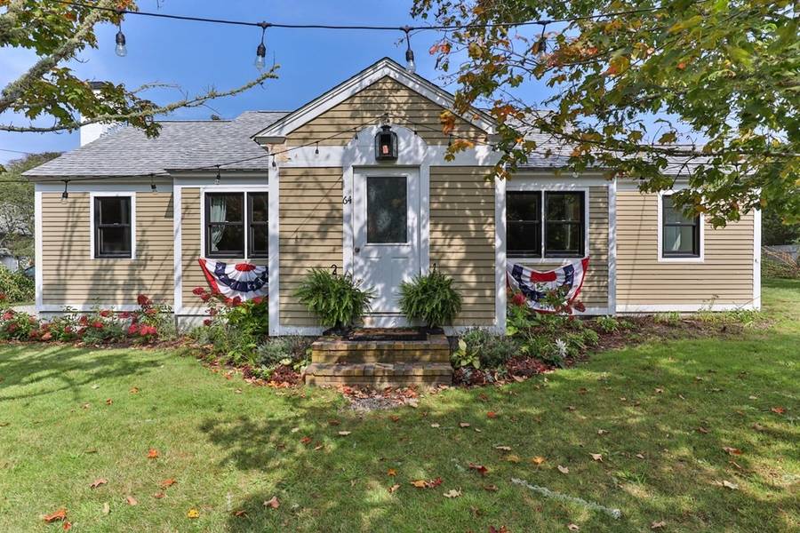 64 Smith St, Harwich, MA 02671