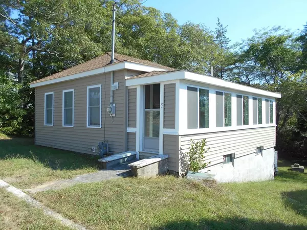 5 Upland Rd, Wareham, MA 02558