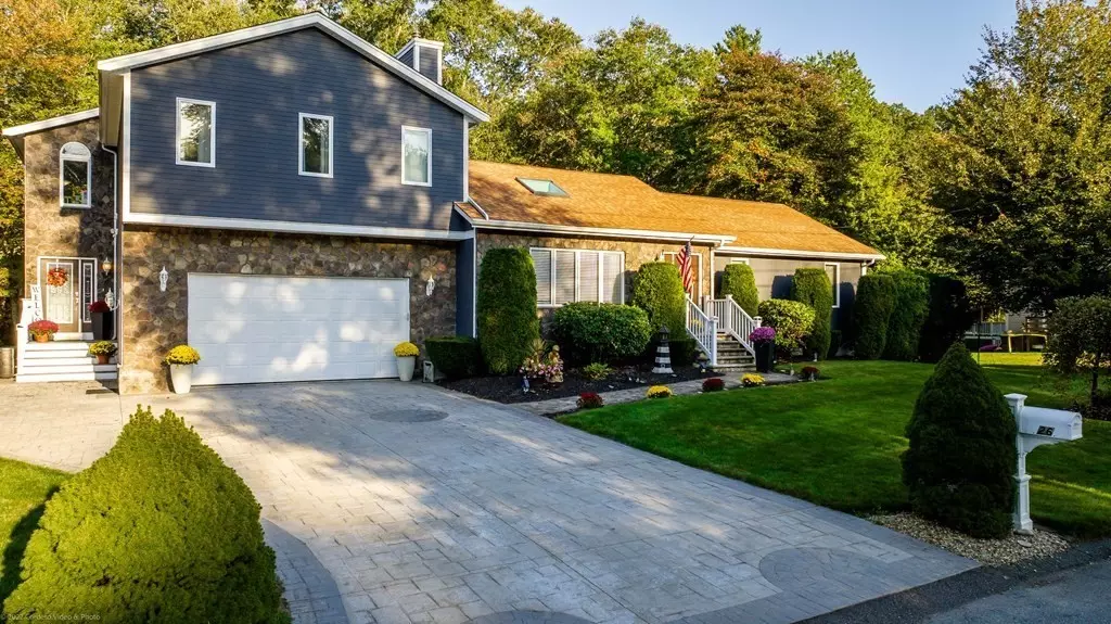 Acushnet, MA 02743,26 Blueberry Dr