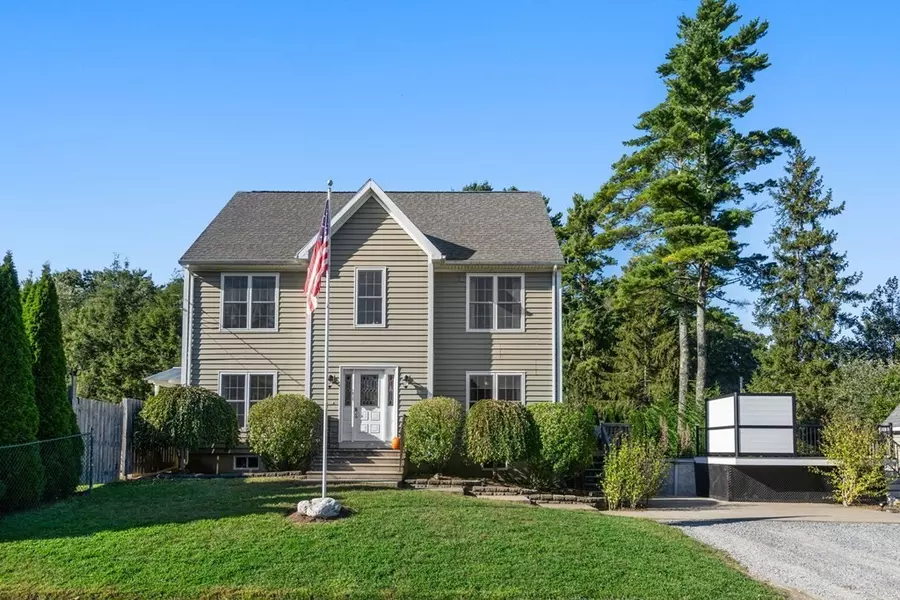 17 David St, Acushnet, MA 02743