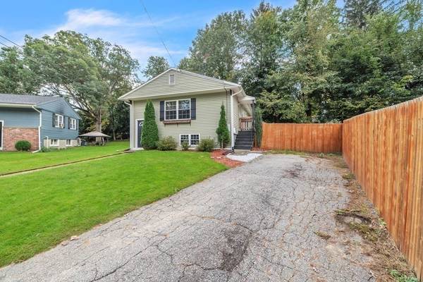 5 Oak Tree Ln, Webster, MA 01570