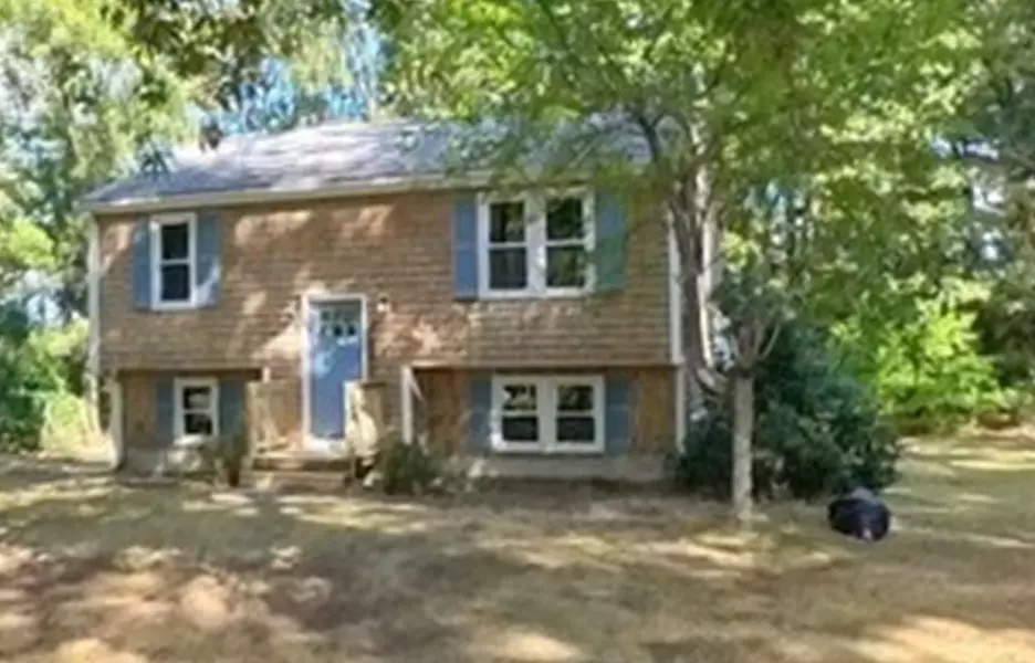 82 Rocky Meadow St, Middleboro, MA 02346