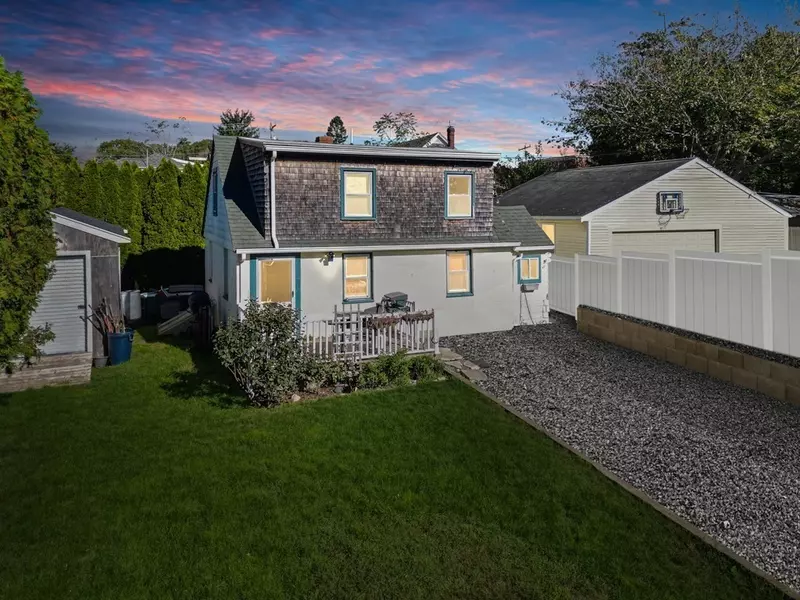 47 Hope St, Acushnet, MA 02743