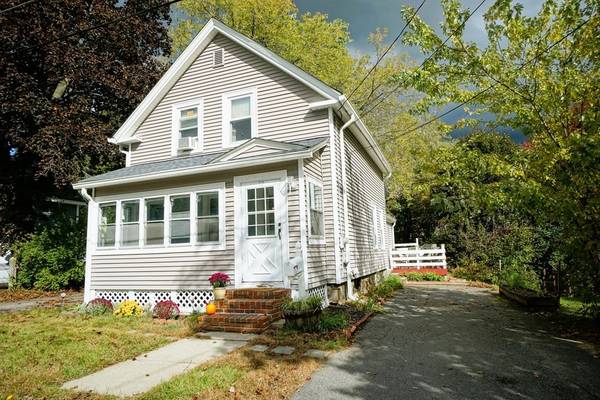 12 Fenway St, Derry, NH 03038