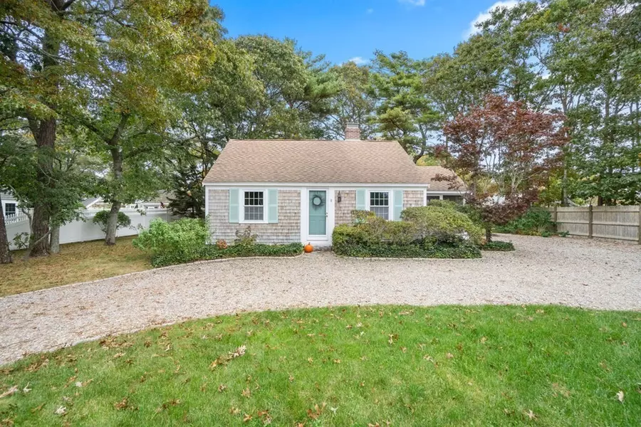 8 Mayflower Ln, Yarmouth, MA 02664