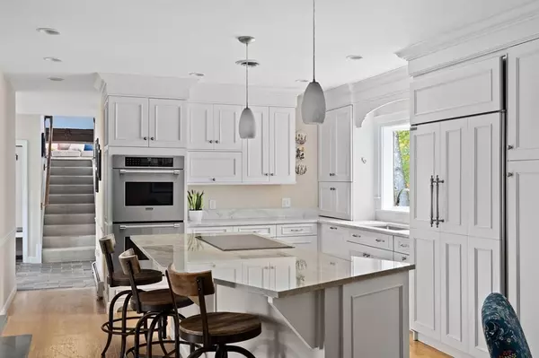 Hingham, MA 02043,4 Oakcrest Rd