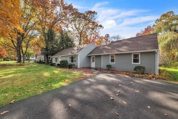 5 Edgewood Rd, Wilbraham, MA 01095