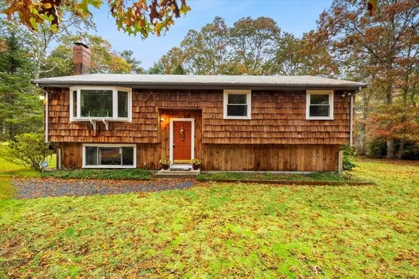 19 Bourne Rd, Plymouth, MA 02360