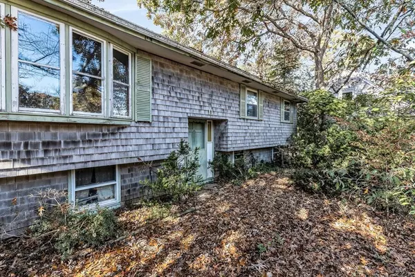 11 Madeline Rd, Falmouth, MA 02536