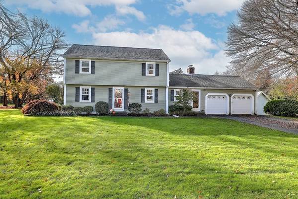 15 Chestnut Hill Dr, Seekonk, MA 02771