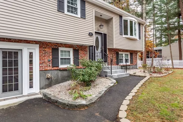 89 Elizabeth Dr, Raynham, MA 02767