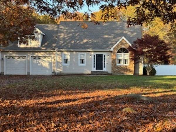 17 Goldfinch Dr, Dartmouth, MA 02747