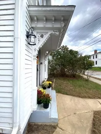 Hubbardston, MA 01452,4 Elm St