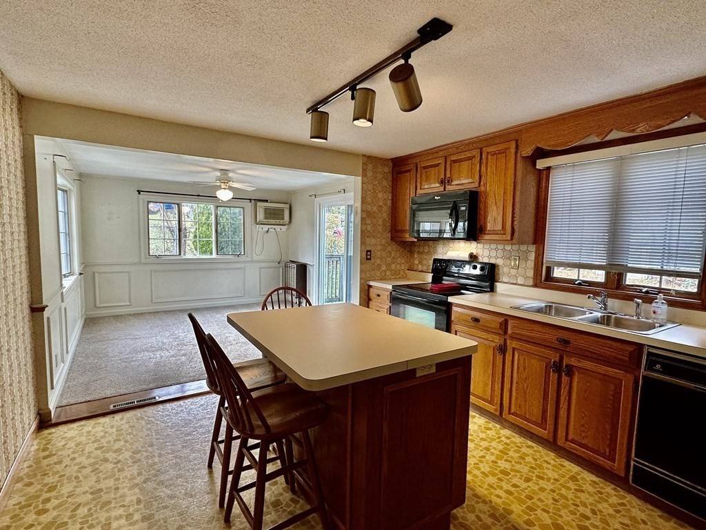 Chelmsford, MA 01824,4 Manwell Rd