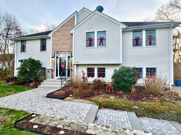 306 Charlotte White Rd, Westport, MA 02790