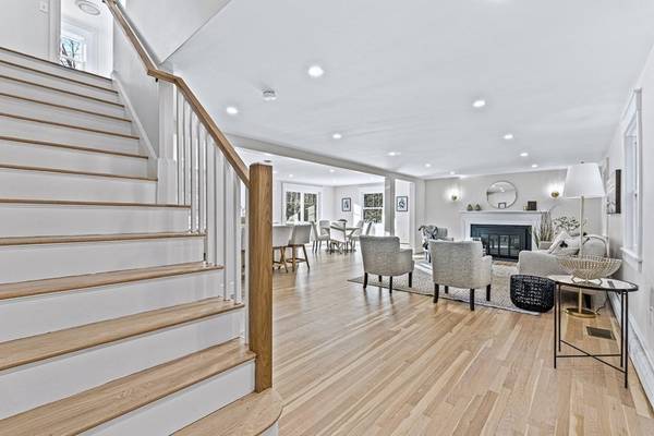 9 Candlewood Rd, Lynnfield, MA 01940