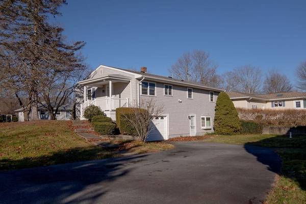 Somerset, MA 02726,104 Robin Ln