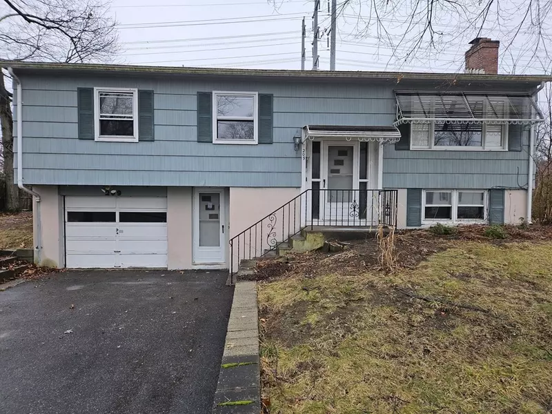 209 Woodcrest Dr, Chicopee, MA 01020