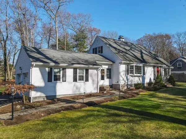 7 Country Club Dr, Walpole, MA 02081