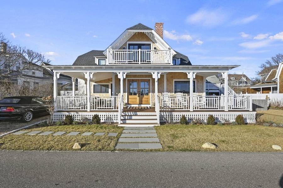 9 Tuckernuck Ave, Oak Bluffs, MA 02557