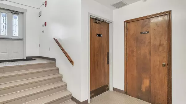 East Longmeadow, MA 01028,93 Meadowbrook Rd