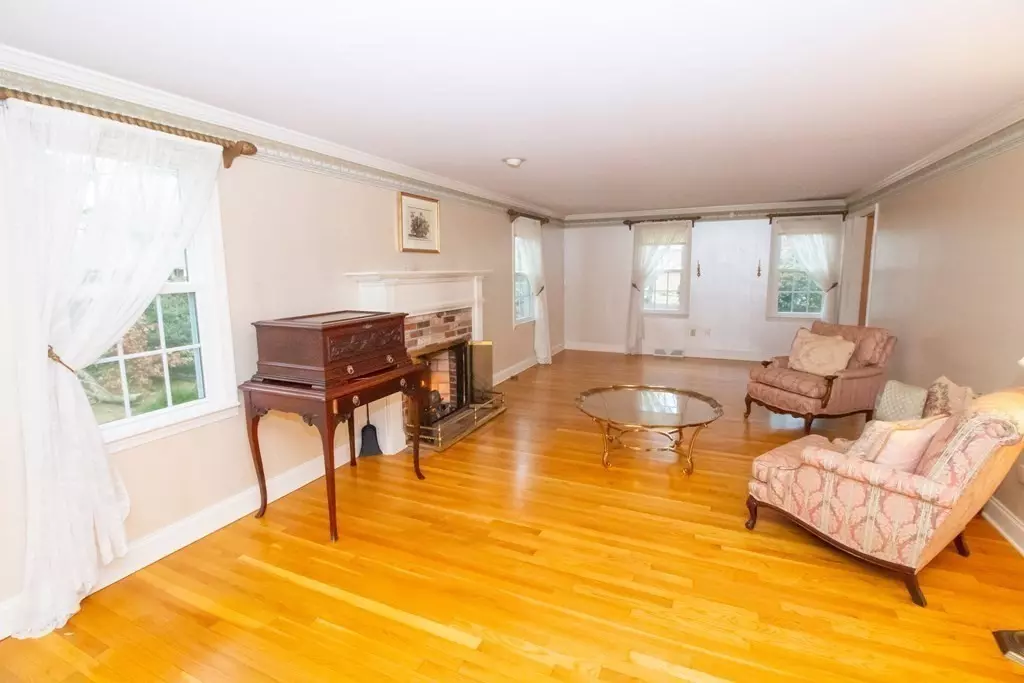 Mattapoisett, MA 02739,15 Holly Ln