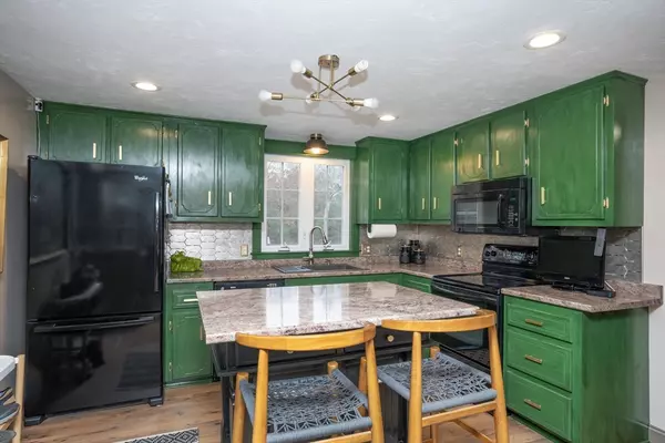 Carver, MA 02330,11 Quaker Rd