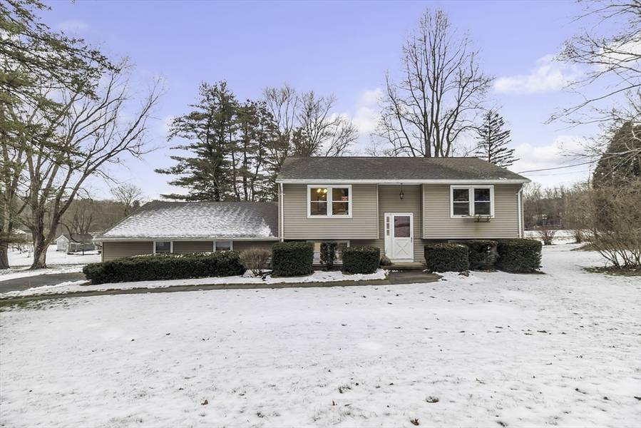 7 Breezy Ln, Granby, MA 01033