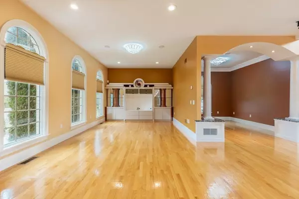 Somerset, MA 02726,43 Mayes Ave