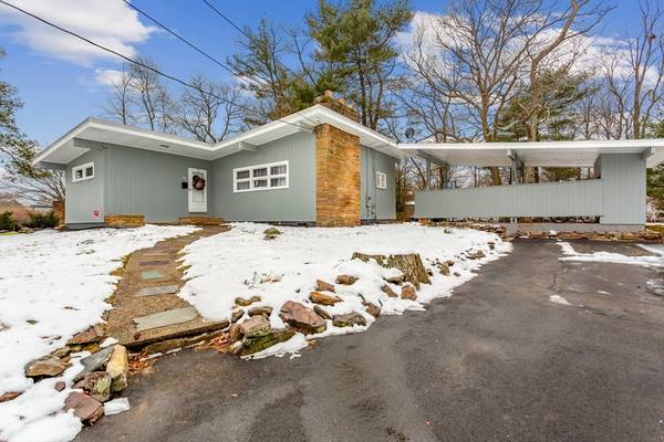 35 Greenbriar Rd, Brockton, MA 02301