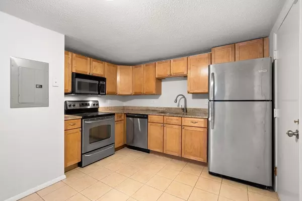 Rowley, MA 01969,870 Haverhill Street #4B