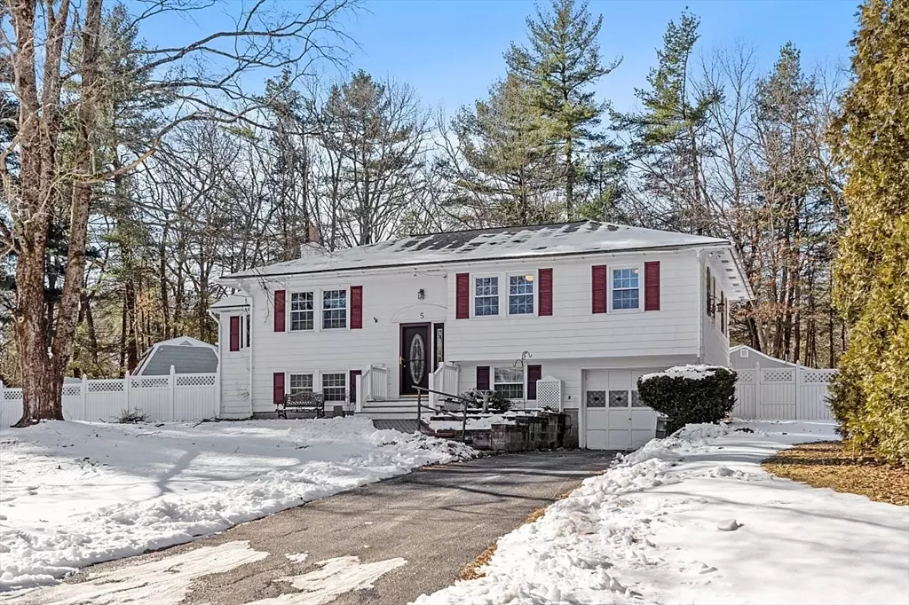 Chelmsford, MA 01824,5 Gifford Ln