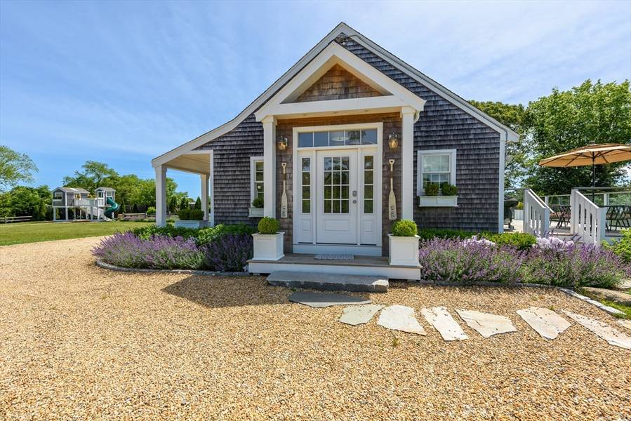 4 Elisha Lane, Oak Bluffs, MA 02557