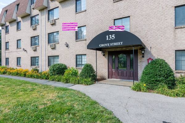 135 Grove St #131, Rockland, MA 02370