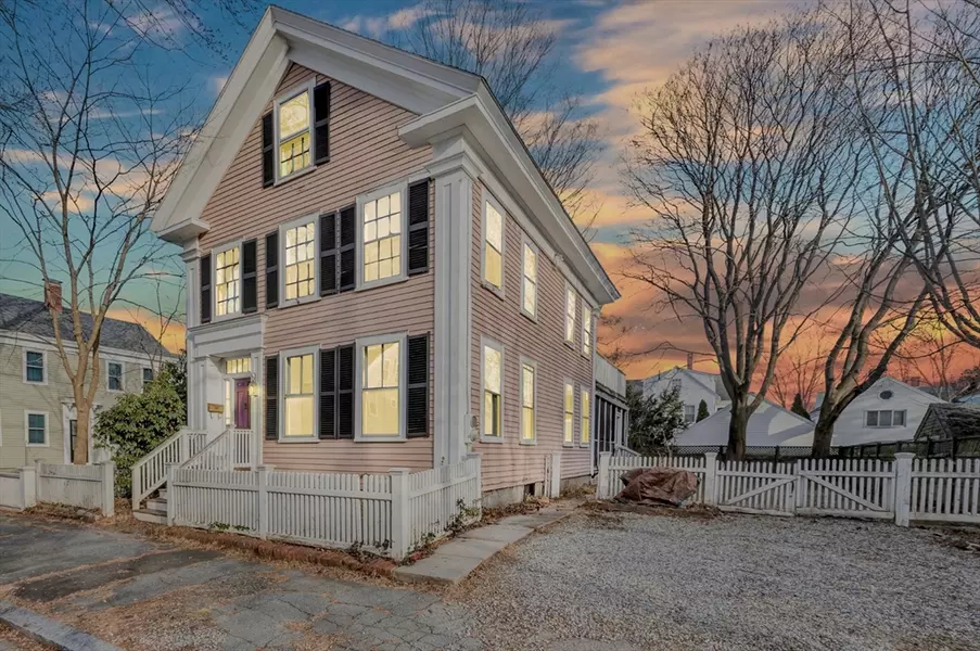 11 Parsons St, Newburyport, MA 01950