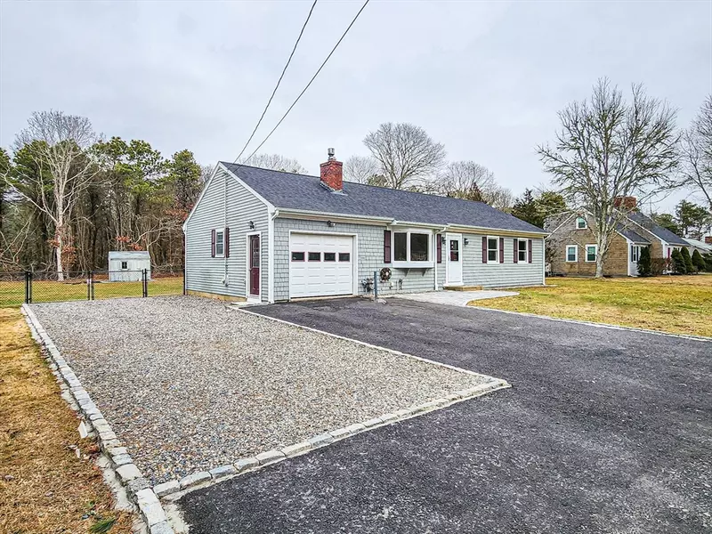 8 Old Cedar Ln, Yarmouth, MA 02664